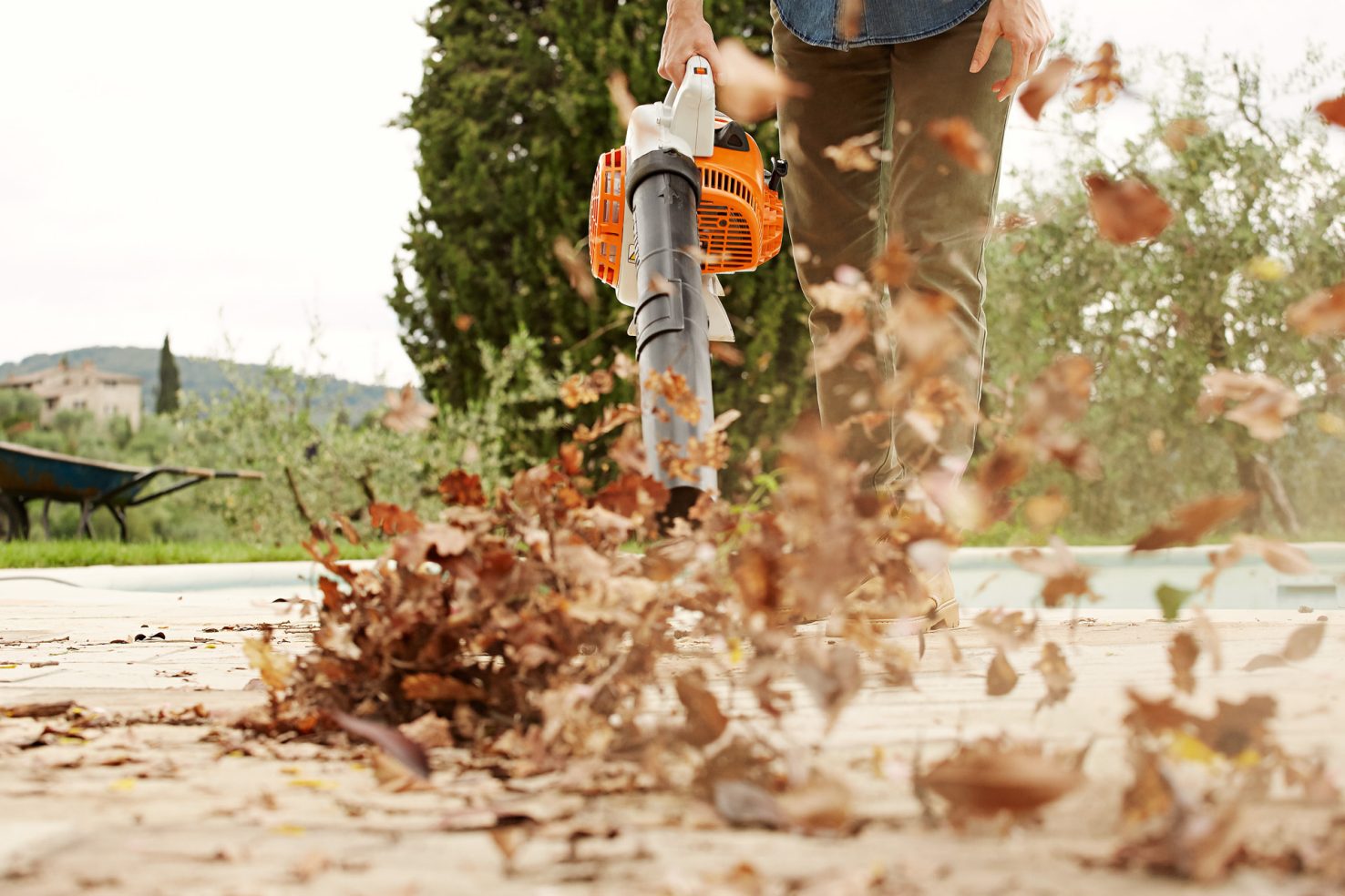 Bladeren die door de STIHL BG 56 bladblazer in de lucht worden gegooid