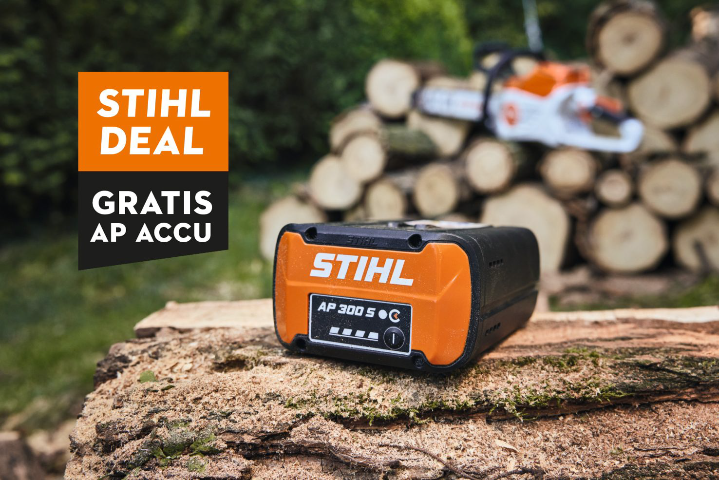 AP accu van Stihl op een boomstam